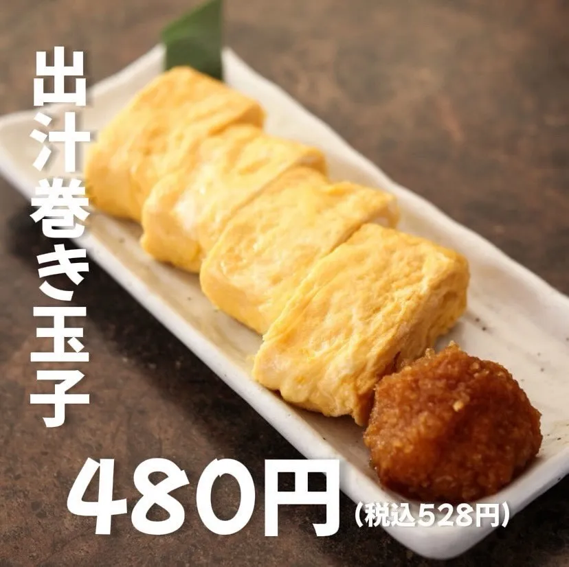 友人や家族と一緒にテーブルを囲み、焼鳥や鳥料理をシェアしなが...